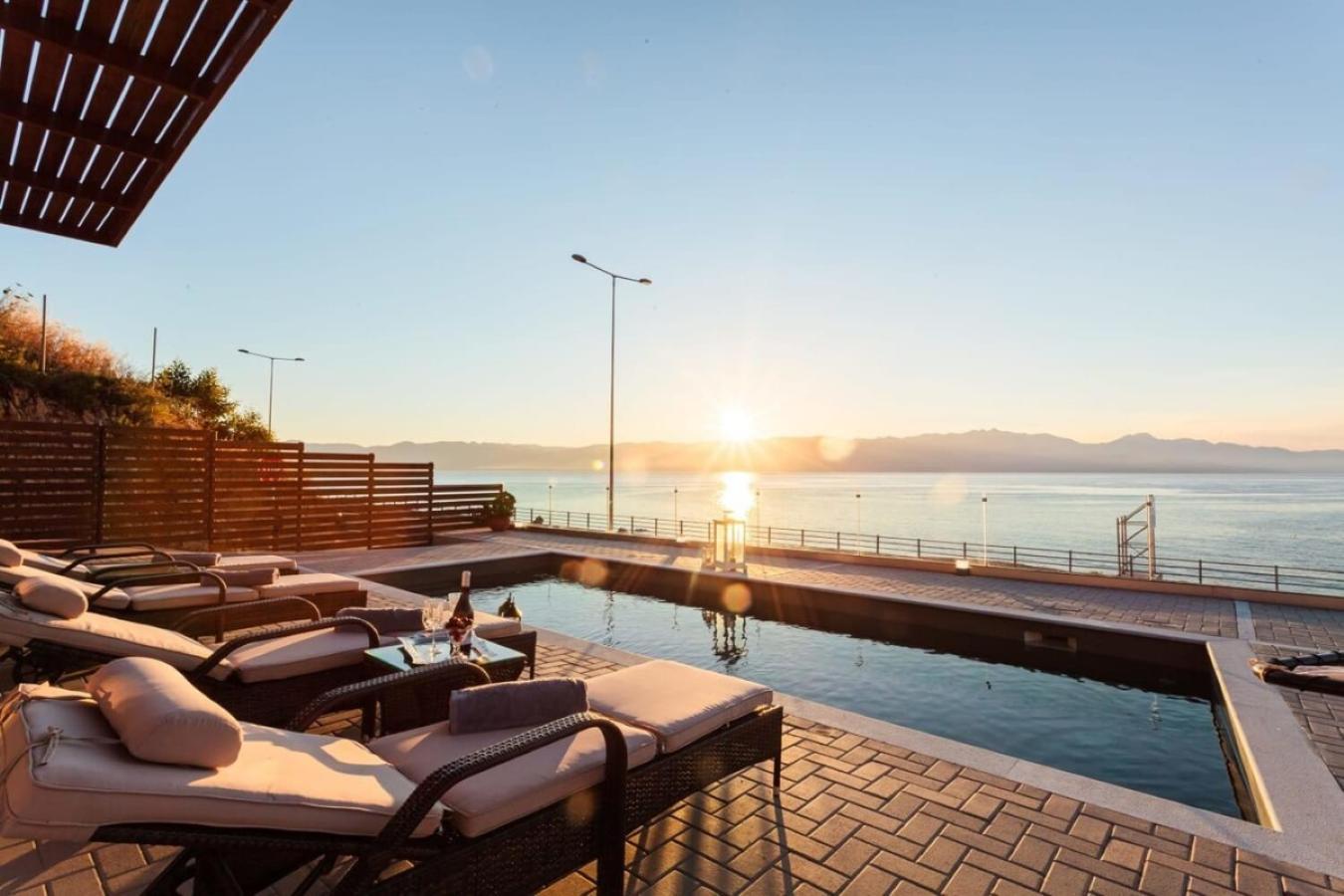 Seaside Summer Bliss - Aurora Luxury Pool Paradise Petalídhion 外观 照片